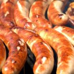 Würstchen auf dem Kugelgrill