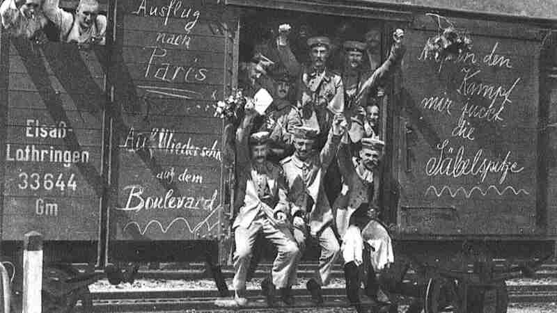 German soldiers in a railroad car on the way to the front during early World War I, taken in 1914. Taken from  site, tags: den - CC BY-SA