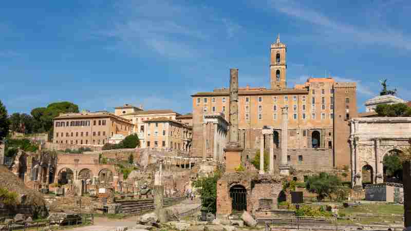 Explore the historic Roman Forum with ancient ruins under a clear blue sky in Rome, Italy., tags: dna-studien die von britannien - pexel